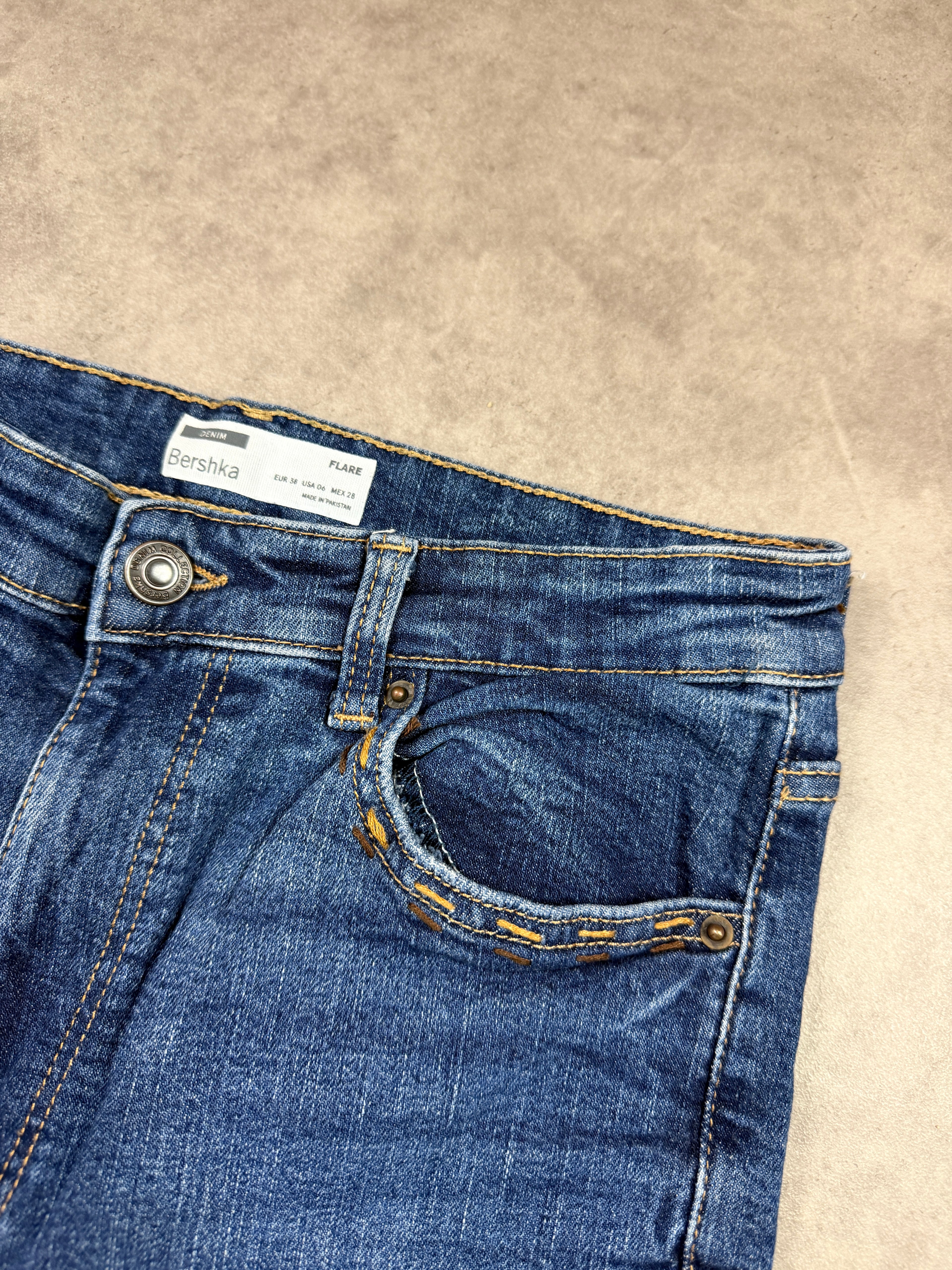 Vintage Bershka Jeans Y2K Flare Fit 2015 Damen M